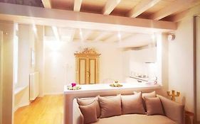Gombruti14 Boutique Home